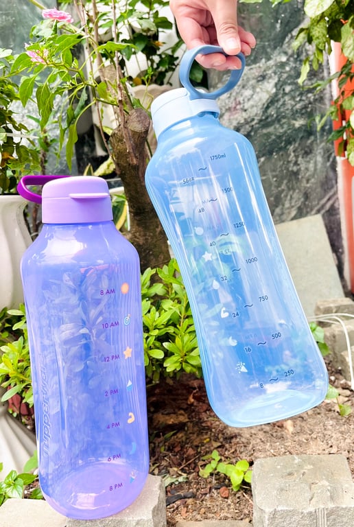 bình nước tupperware 2L