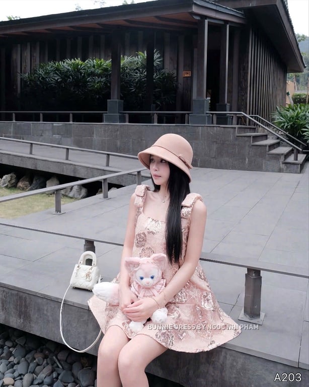 A203- váy gấm hồng vai nơ