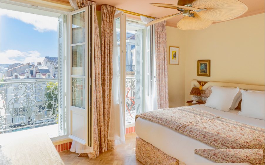 Chambre de la maison Amista, balcon en fer forgé ouvert sur le Vieux-Port de Marseille
