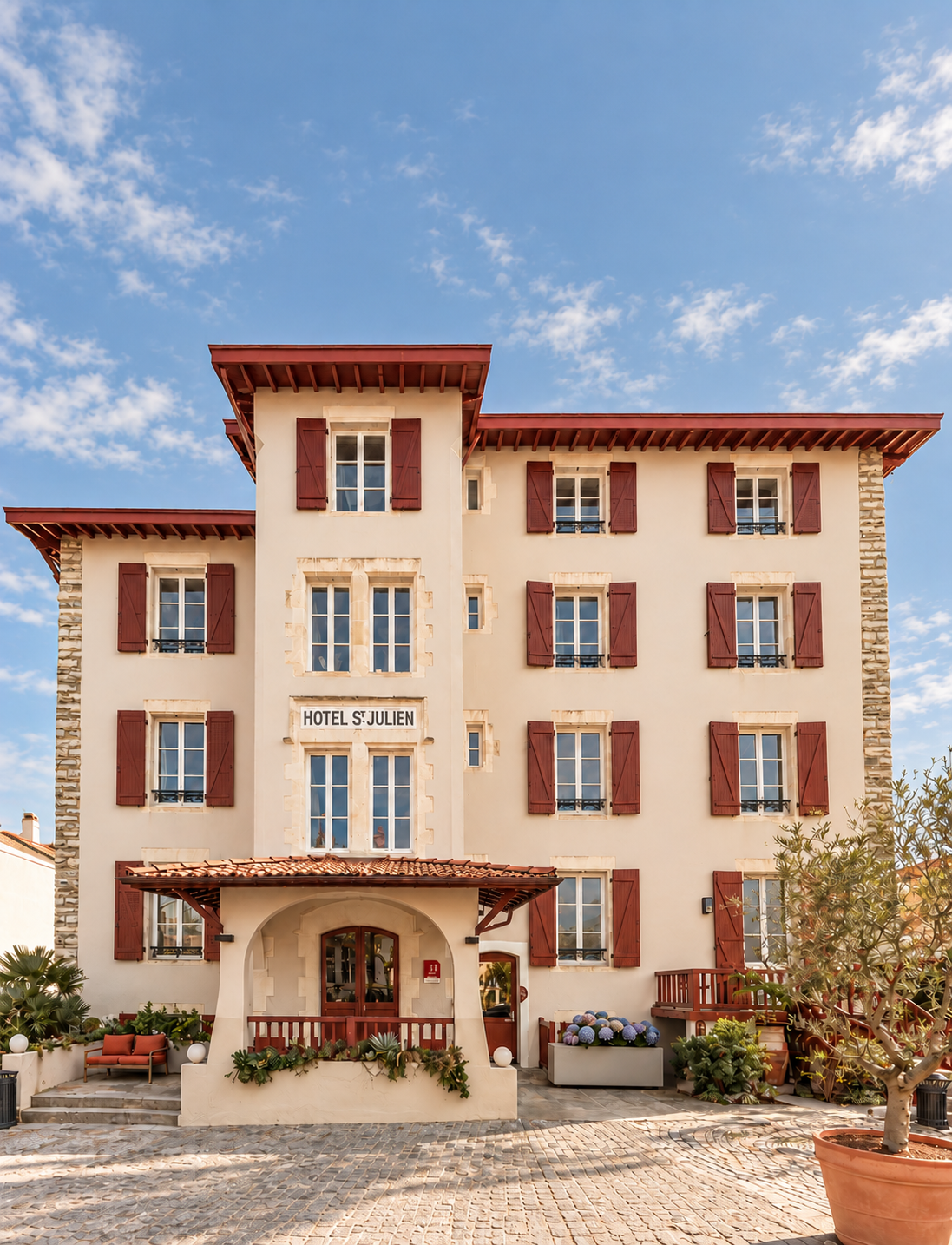 Façade ensoleillée de l'hôtel Saint-Julien à Biarritz