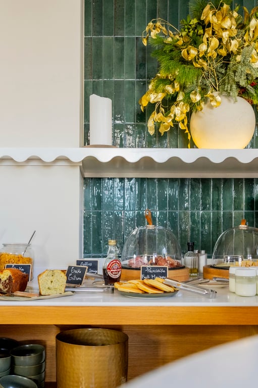 Buffet de petit-déjeuner aux produits locaux