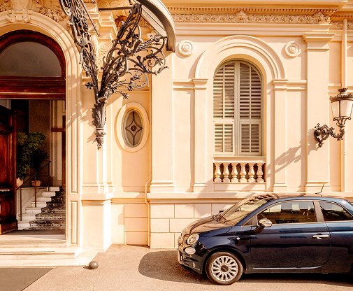 Façade Belle Époque d’une Maison Ginto, entrée sous une marquise en fer forgé