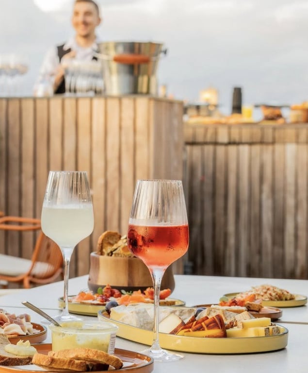 Le rooftop du Pil Bar au-dessus des toits de Paris