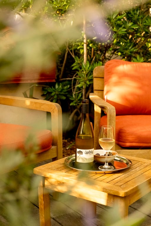 Un verre servi en terrasse, à l’ombre des arbres