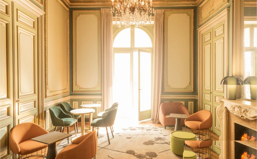 Salon à boiseries vert amande de la maison Vendôme à Nice, lustre et fauteuils terracotta