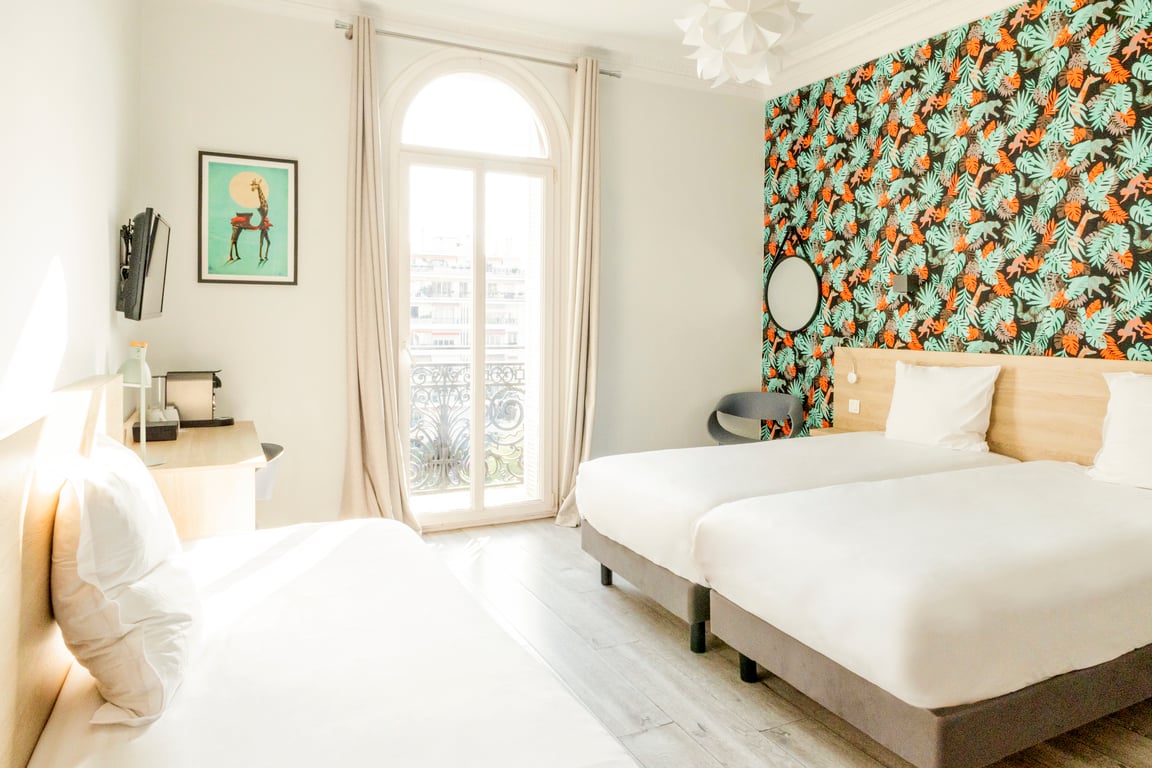 Aria, Nice: bedroom with colourful wallpaper