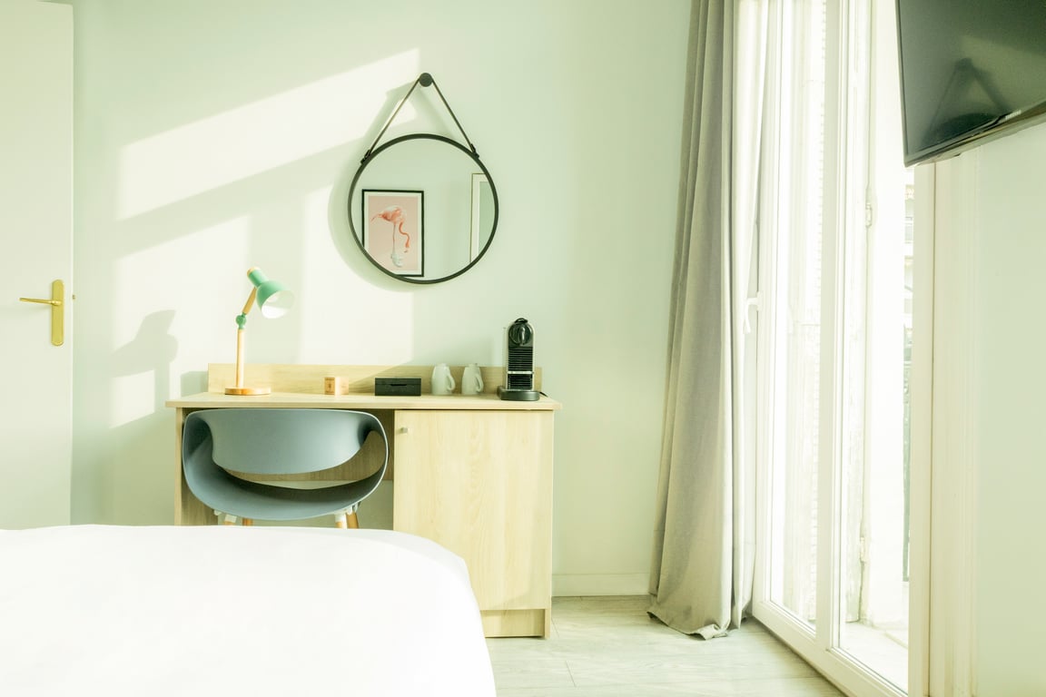 Aria, Nice: green-toned bedroom
