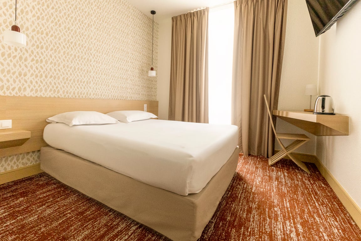 Gambetta, Bordeaux: bedroom in wood and terracotta tones