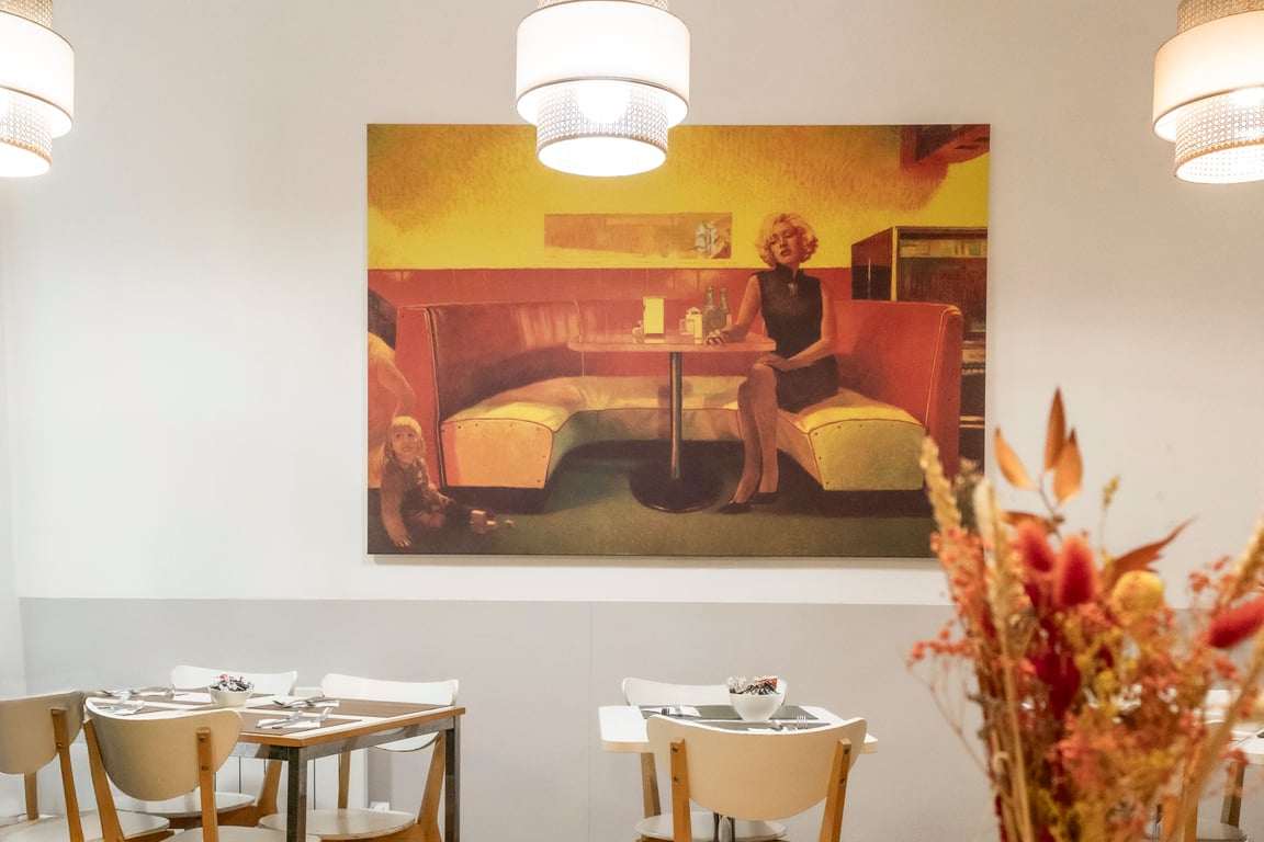 Gambetta, Bordeaux: breakfast room with a large painting