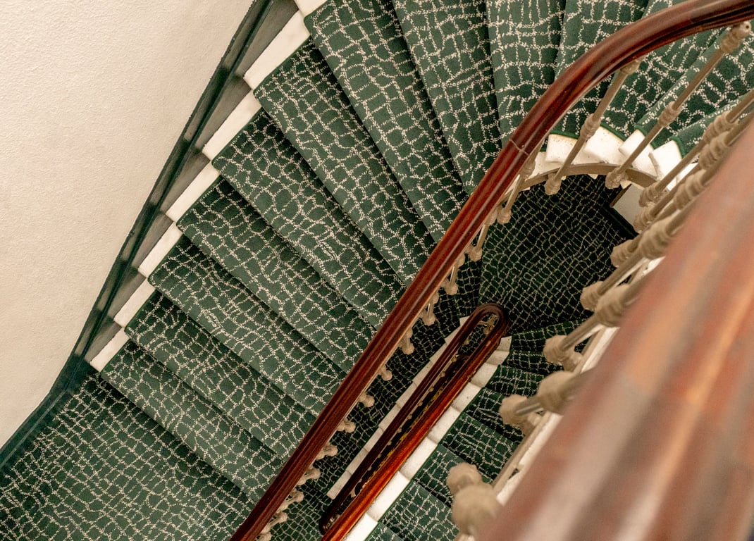 Gambetta, Bordeaux: spiral staircase with green carpet