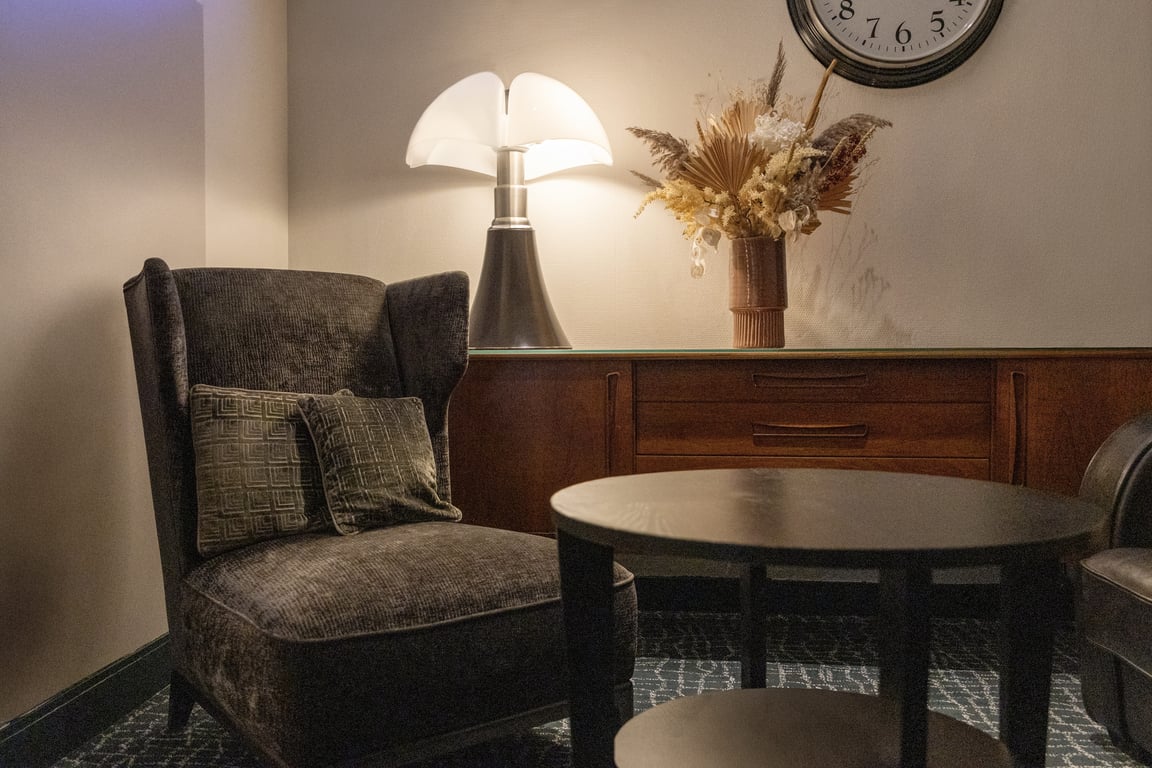 Gambetta, Bordeaux: cosy lounge with a dark armchair