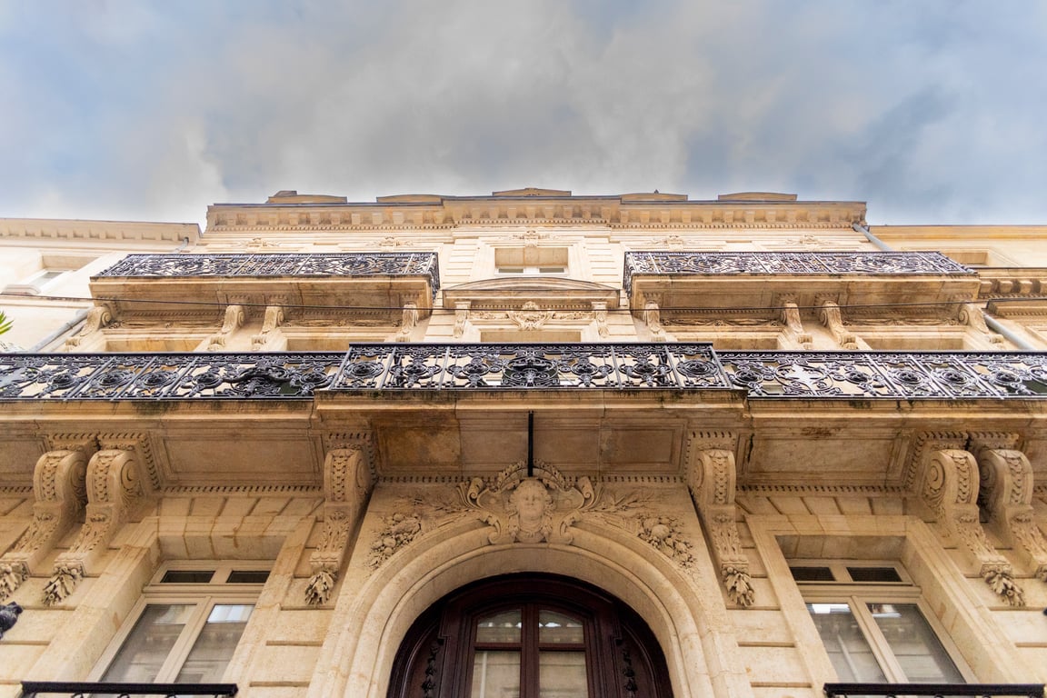 Grand Hôtel Français, Bordeaux: stone façade seen from below