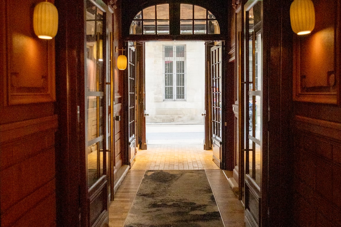 Grand Hôtel Français, Bordeaux: wood-panelled hotel entrance