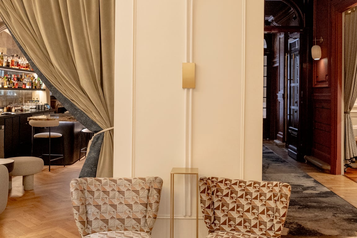 Grand Hôtel Français, Bordeaux: lounge and bar behind the curtain