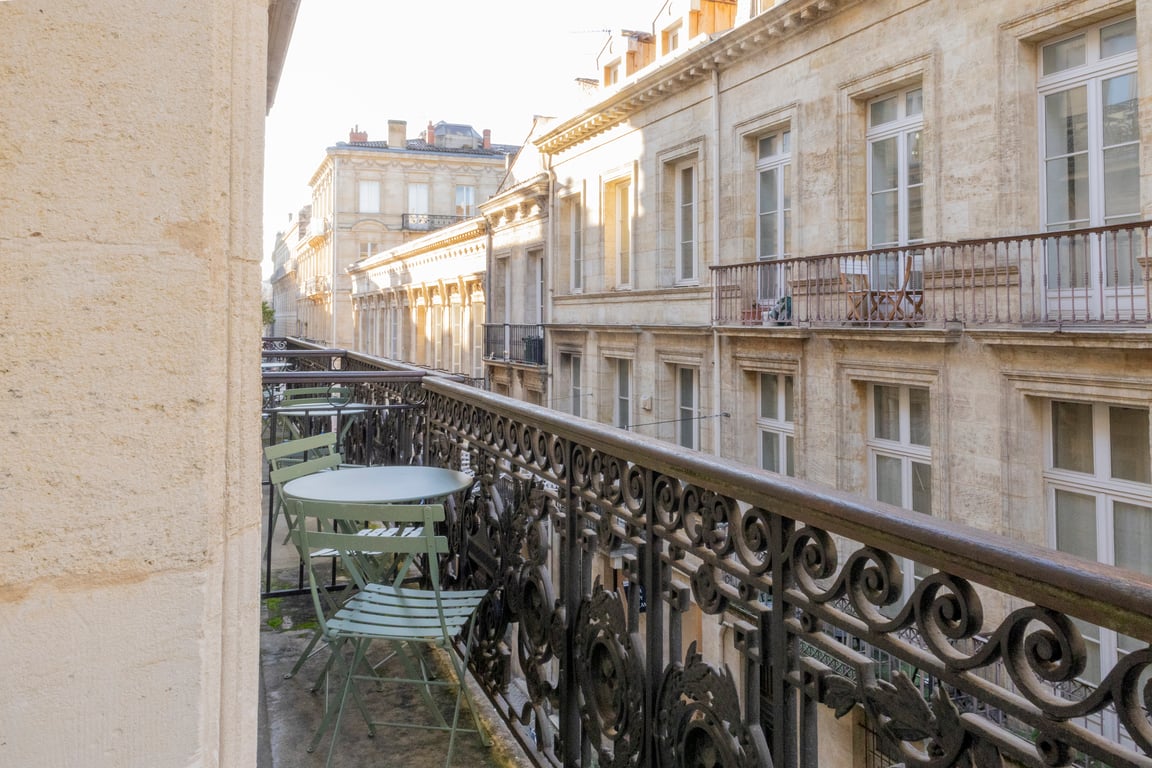 Grand Hôtel Français, Bordeaux: balcony over a Bordeaux street