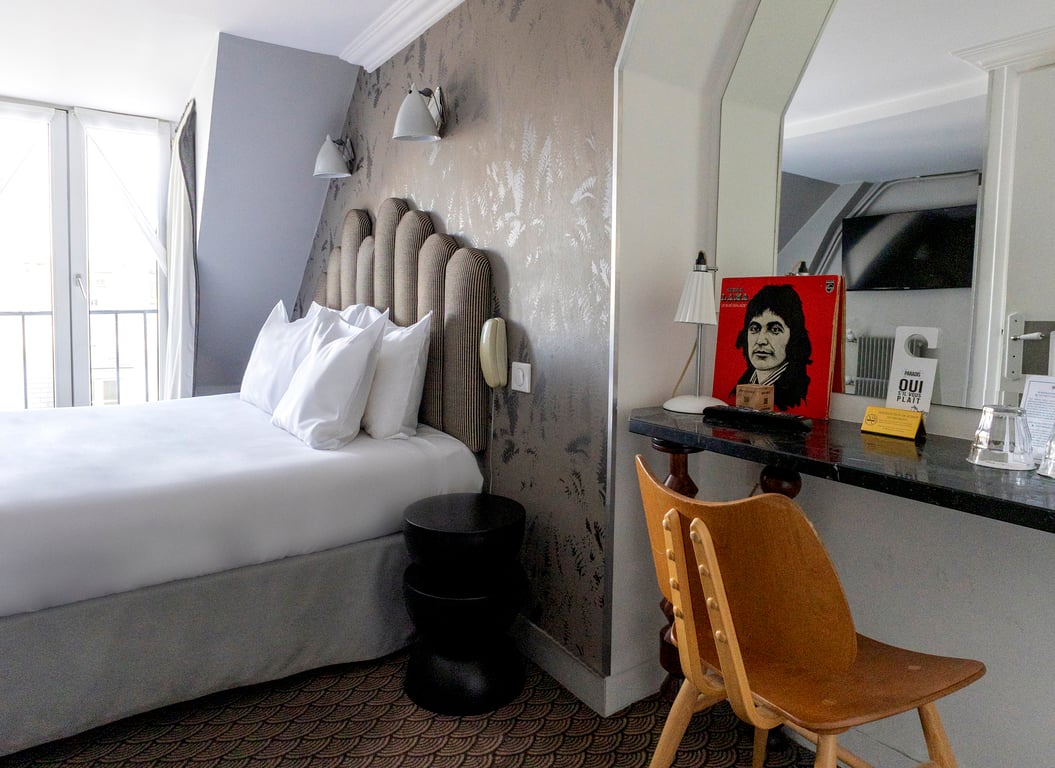 Paradis, Paris: bedroom with a padded headboard and desk