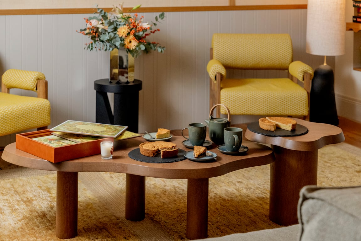 Saint-Julien, Biarritz: lounge with yellow armchairs and a laid coffee table