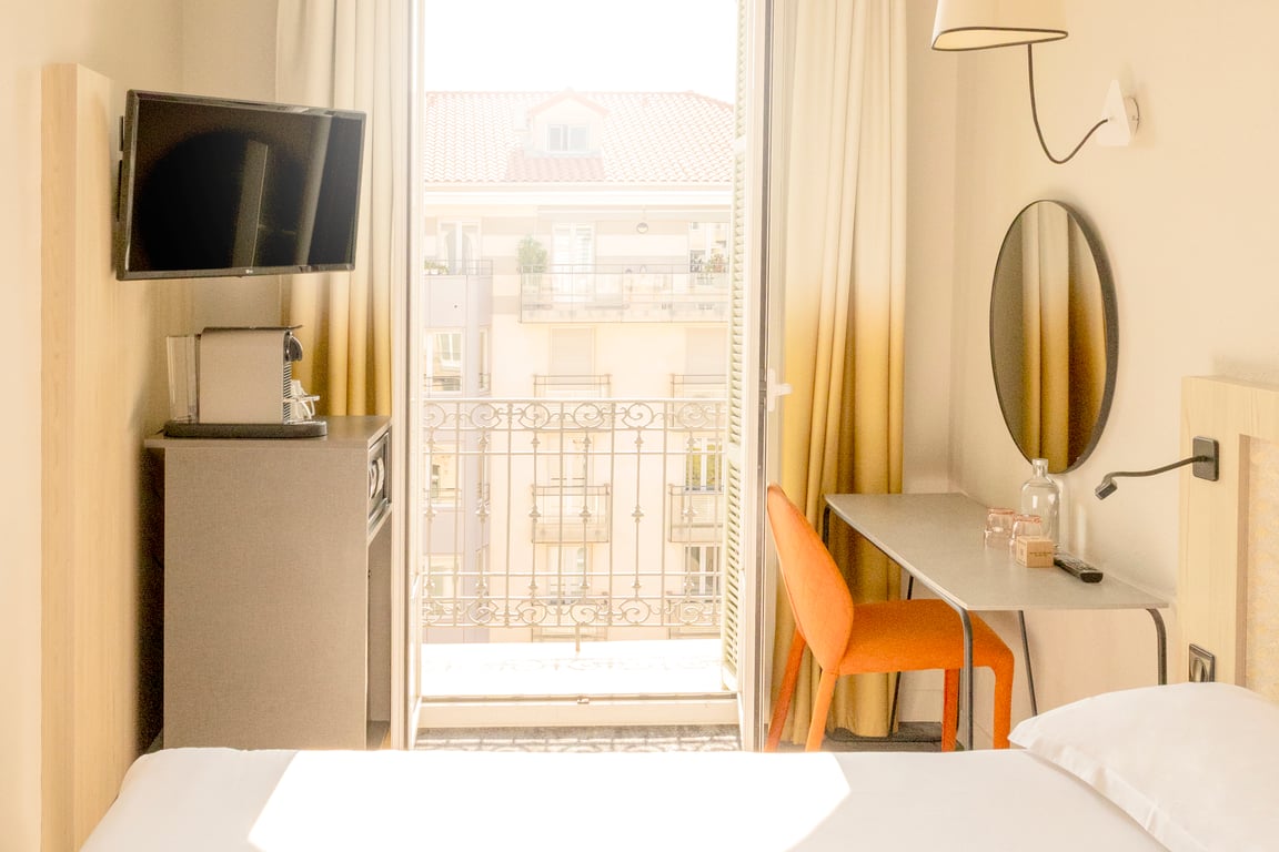 Vendôme, Nice: bedroom opening onto a balcony