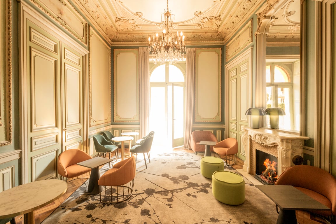 Vendôme, Nice: lounge with wood panelling and a chandelier