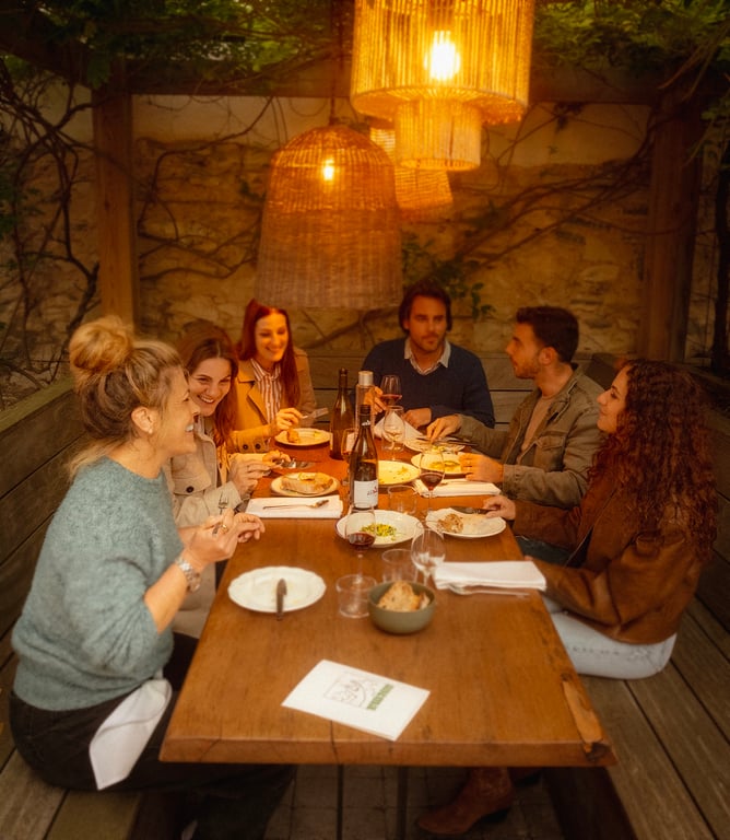Dîner entre amis sous la pergola de la Table Anema, à Biarritz