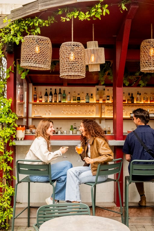 Bar d’été et terrasse de l’hôtel Saint-Julien