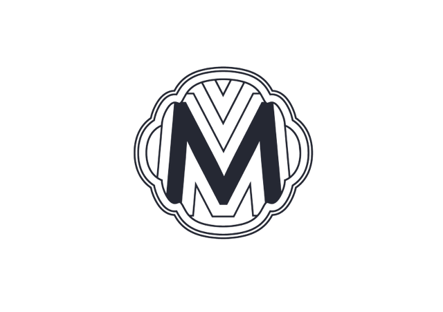 Logo de la marque hôtelière avec la lettre M stylisée dans un emblème circulaire orné