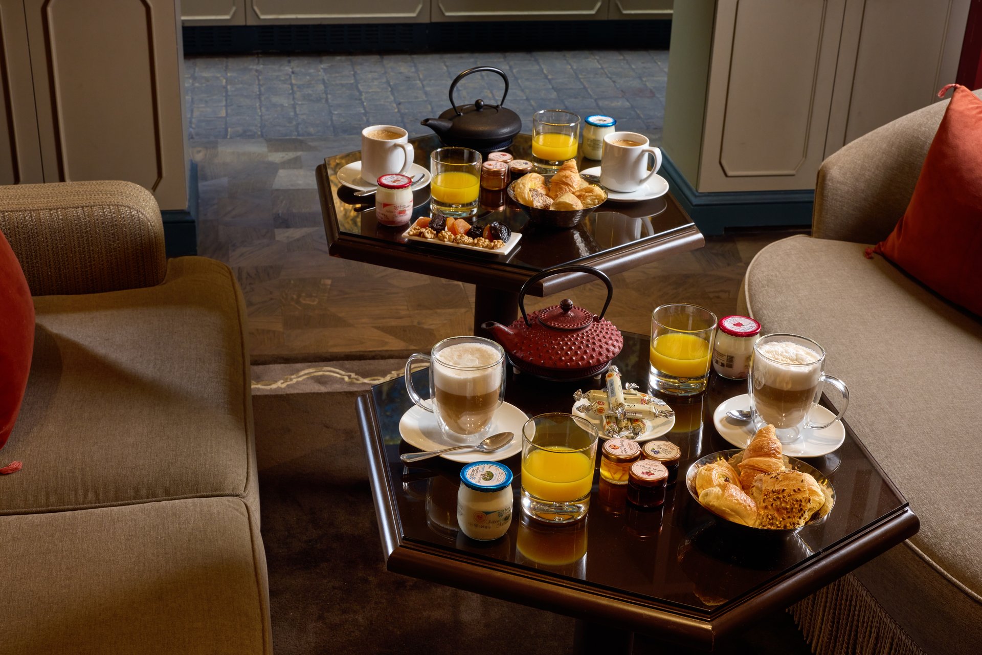 Petit-déjeuner de l'hôtel : cafés, jus d'orange, théières en fonte et viennoiseries