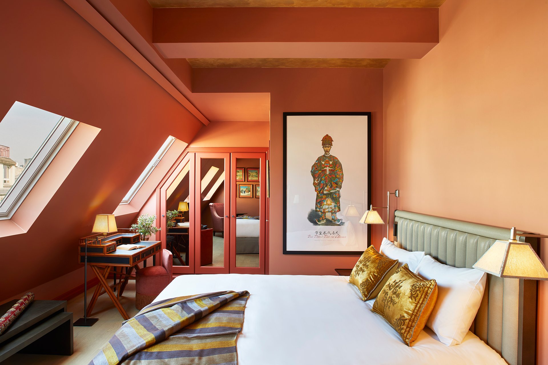 Chambre Deluxe aux murs couleur abricot, sous les toits de Paris