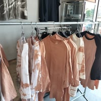 【田んぼの泥で染められる】米を育てる土が服を染める。滋賀で染めた柿渋染めTシャツ｜一枚ごとの風合いと色の変化を楽しむ - 9
