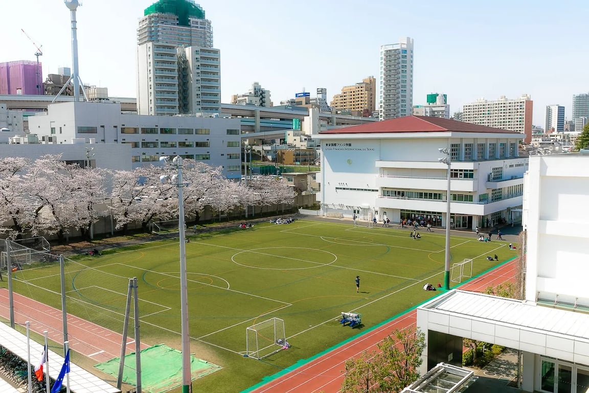 Campus buildings and sports facilities at Lycée Français International de Tokyo.
