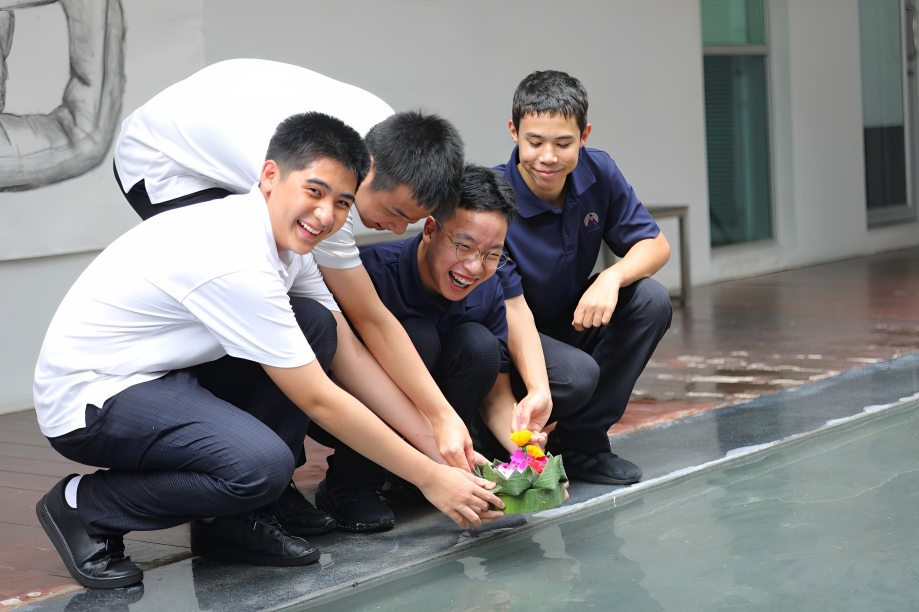 Smiles all around for this Loy Krathong tradition.