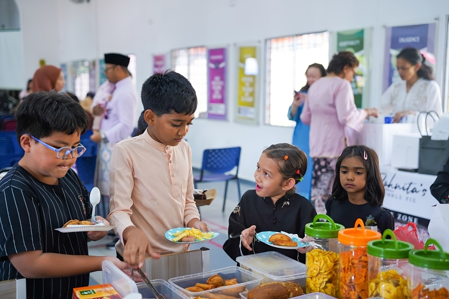 During Regent’s Ramadan Celebration, primary students enjoy local treats.