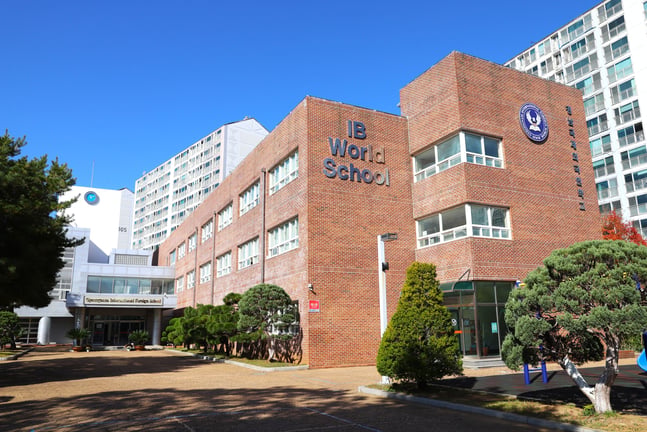 Exterior view of Gyeongnam International Foreign School campus.