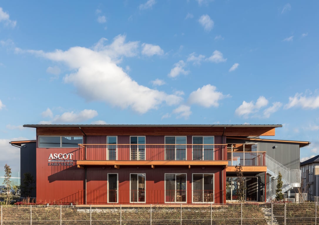 Exterior view of Ascot International School Japan on a bright sunny day.