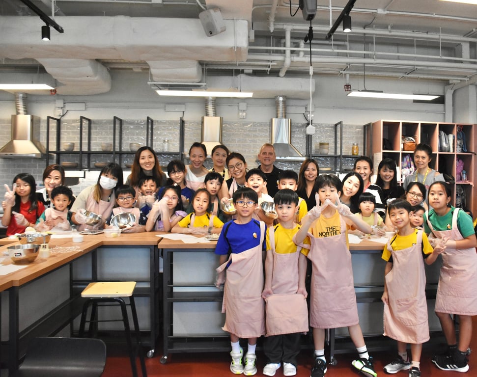 Students under the guidance of the PTA baking mooncakes.