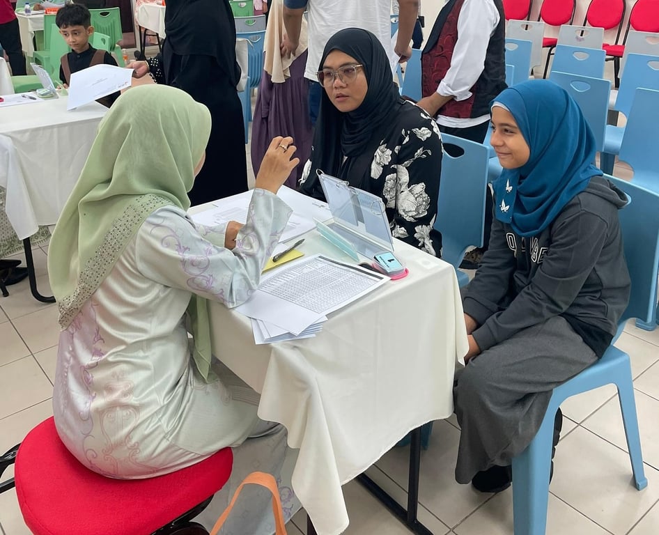 Teacher meeting with parent and student during Meet the Parent session.