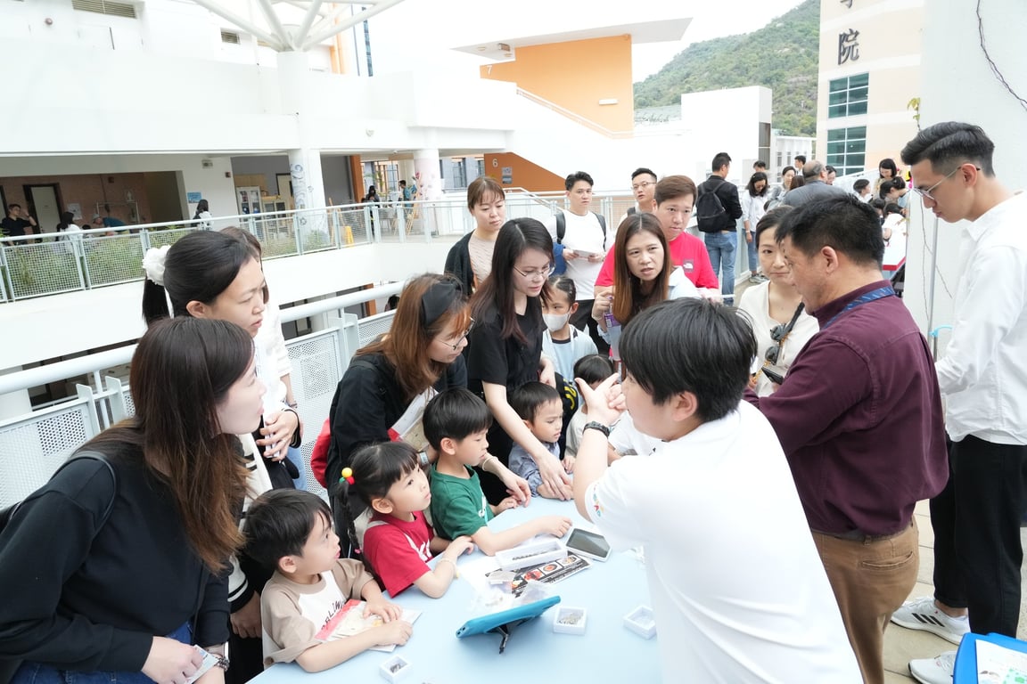HKBUAS community participating in an charity bazaar event.