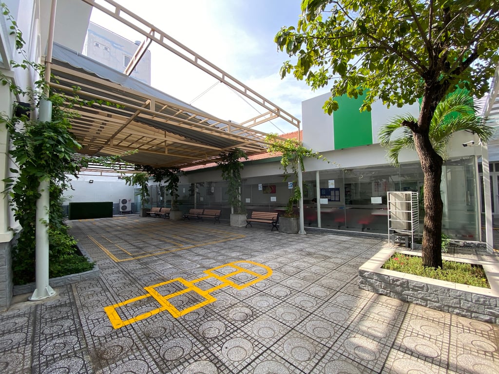 Horizon International Bilingual School Ho Chi Minh campus courtyard with benches and greenery.
