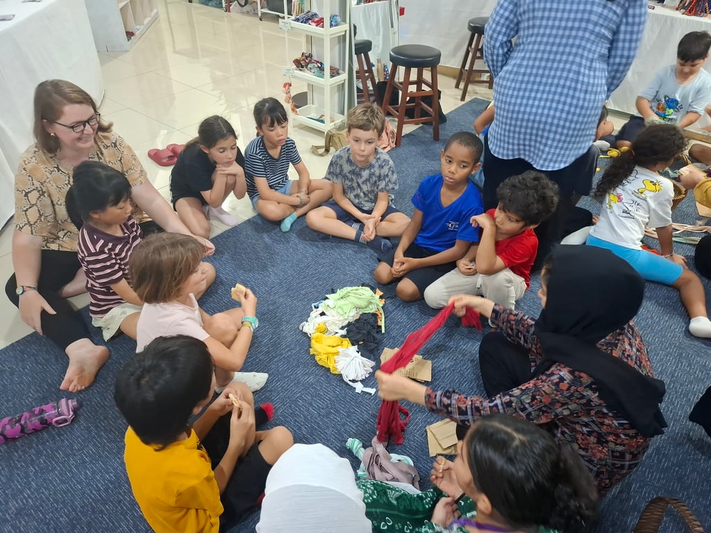 The CPc/CE1c class went to the Afghanistan Refugee Women Meeting for the Grater Action Association, where they donated clothes which will be repurposed.