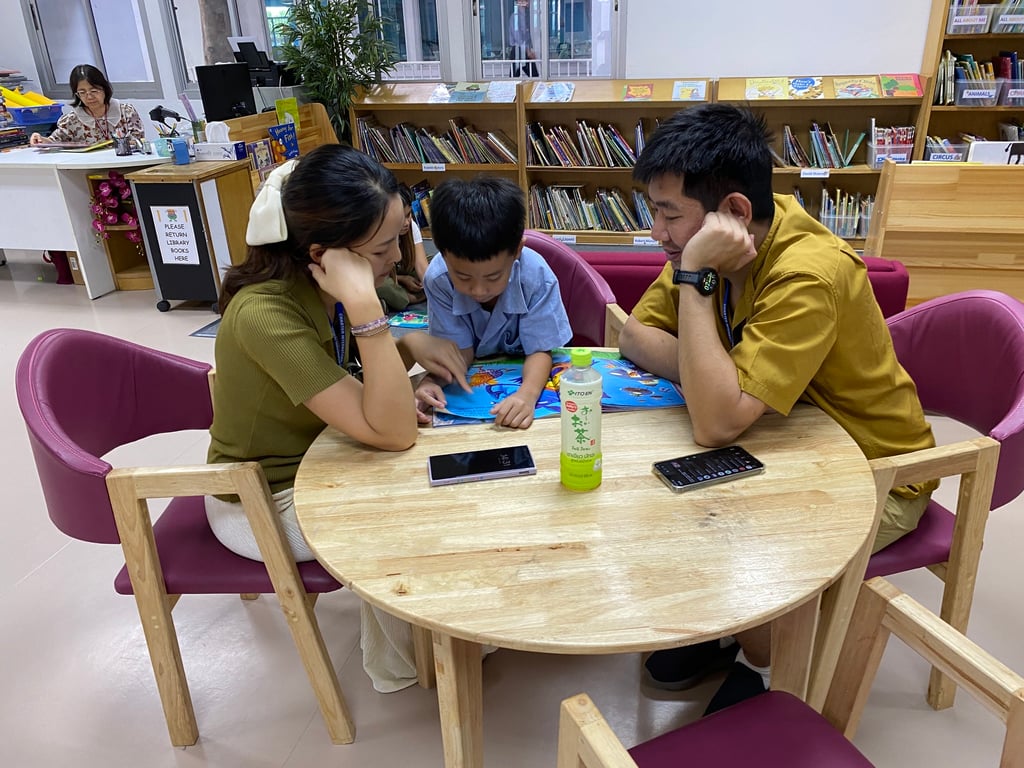 Year 1 parents join students for the ‘Drop Everything and Read’ event.