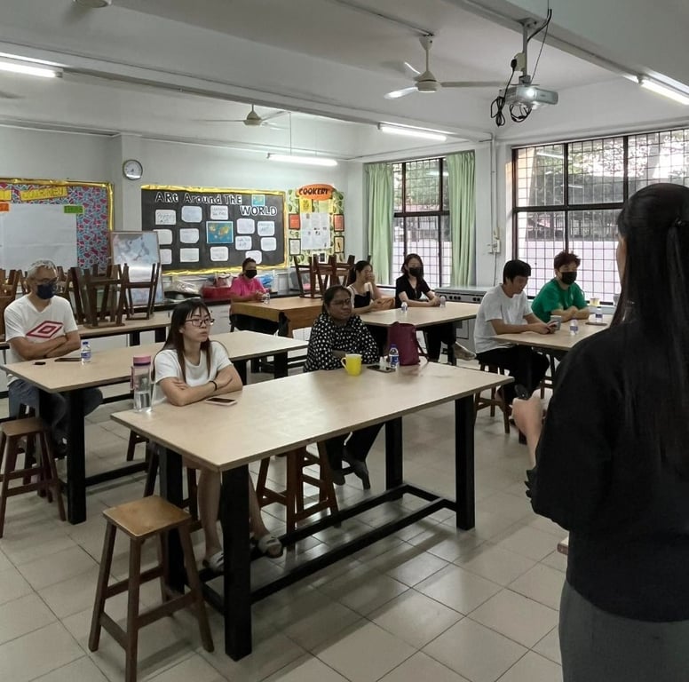 An informative coffee morning between a teacher and parents.