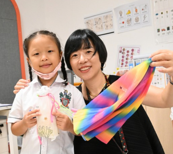 A parent teamed up with her child to encourage her to engage in class activities. 
