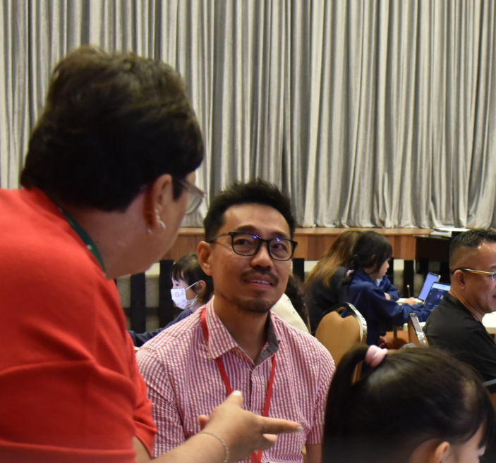 Parents being educated on how AI can help their children learn more efficiently.