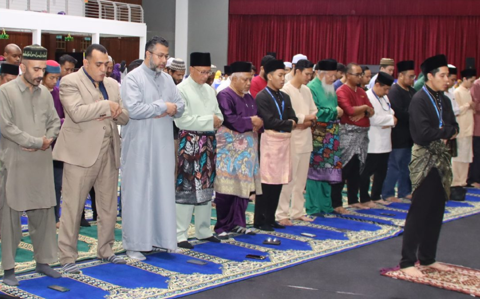 Families joining Ibadah Jama'ie organized by the school. 