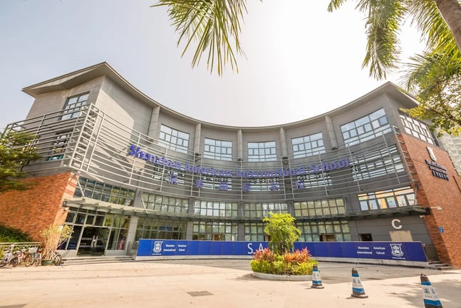 The curved facade and main entrance of Shenzhen American International School.