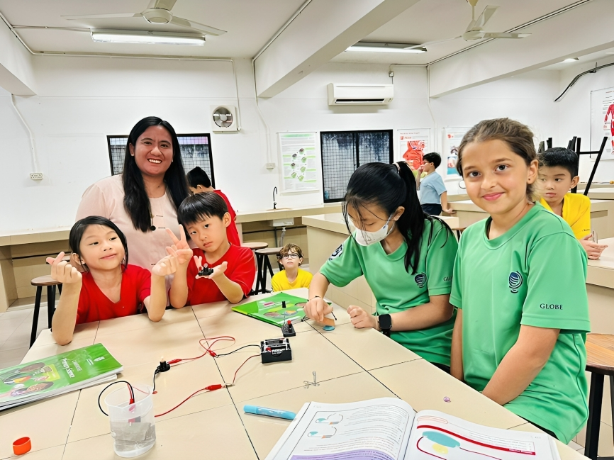 Primary students built circuits in their STEM class.