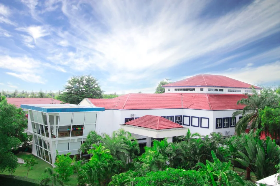 “School campus buildings of Garden International School.
