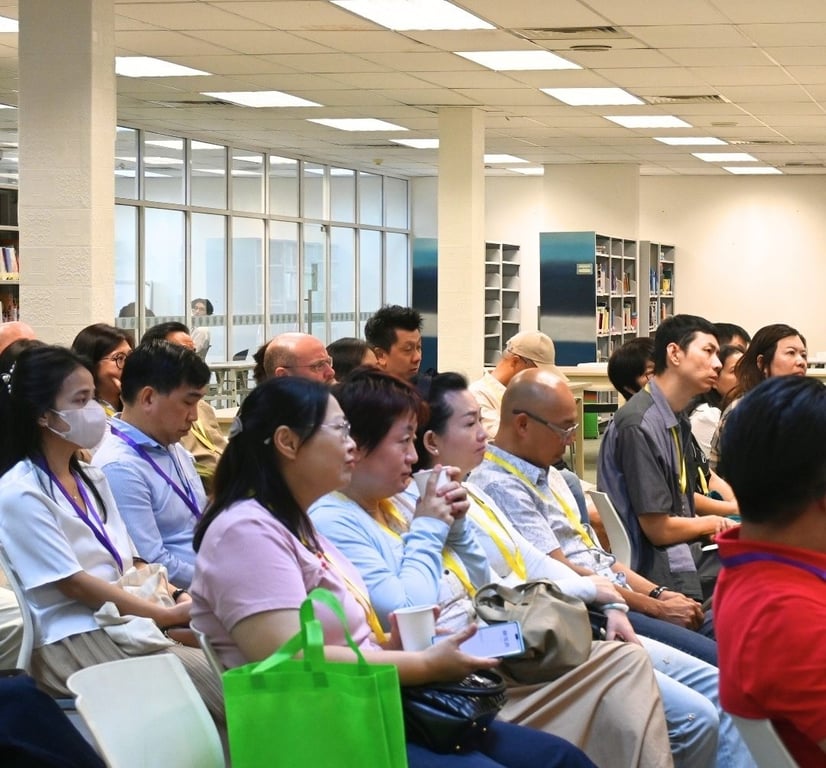 Parents attend an university application guidance session led by the POWIIS counselling team.