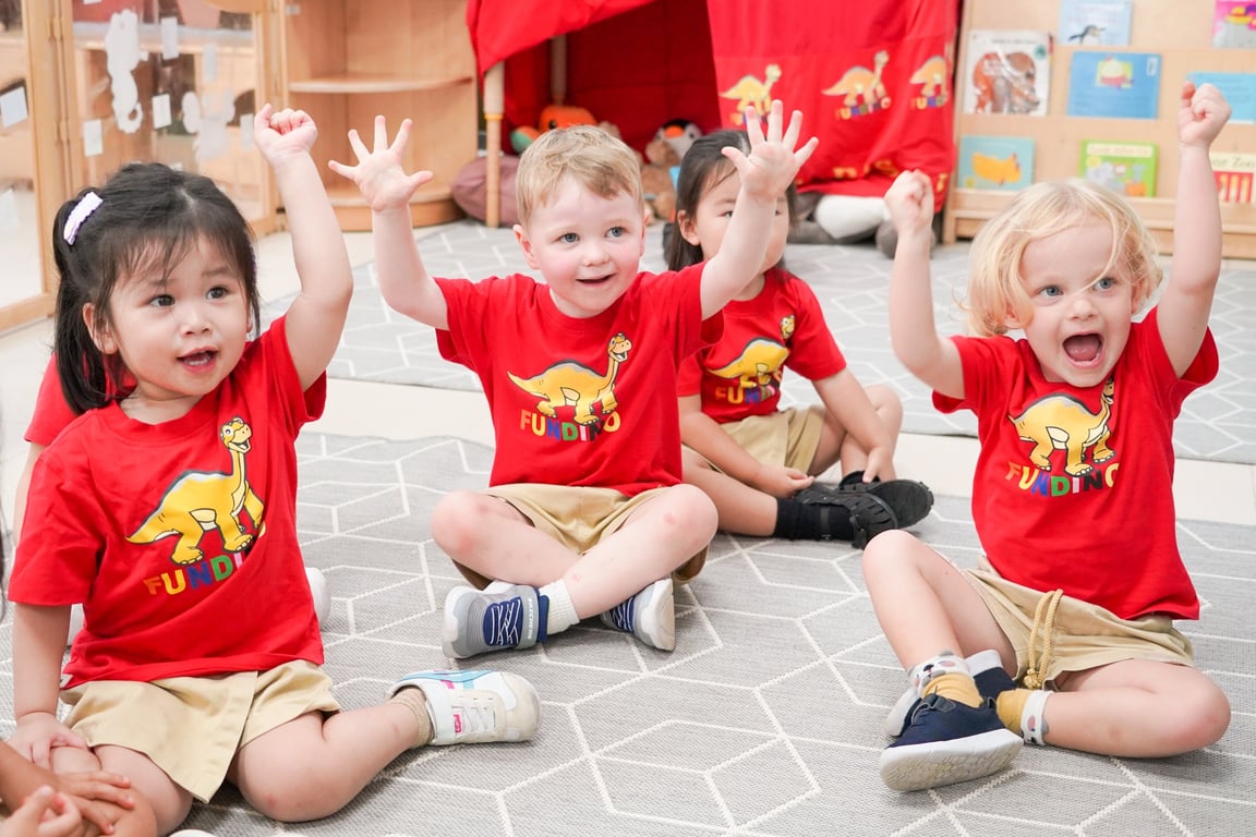 Preschoolers playing while sitting in a circle activity.