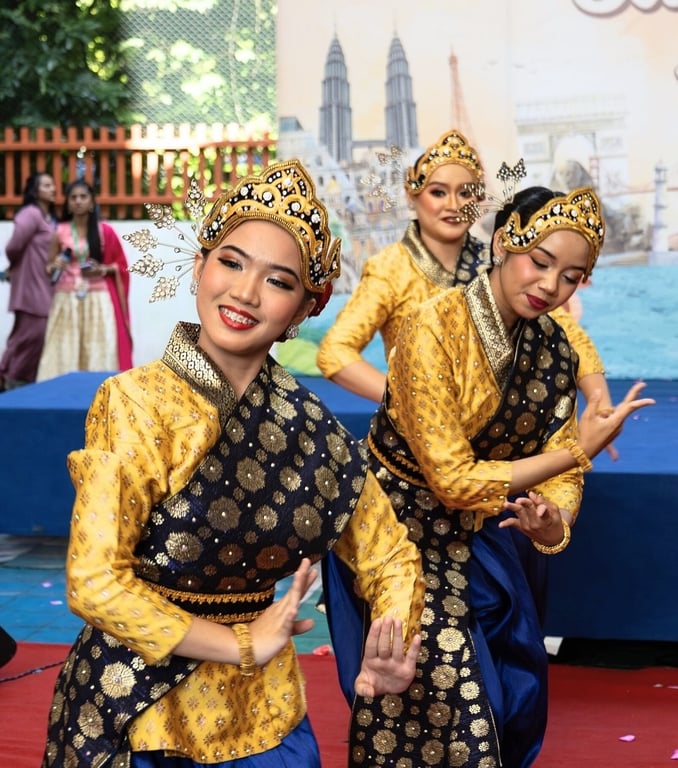 Secondary students showcasing Malaysian cultural heritage.